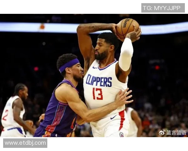 两个小孩踢足球意外召唤球星降临赛场展开传奇对决